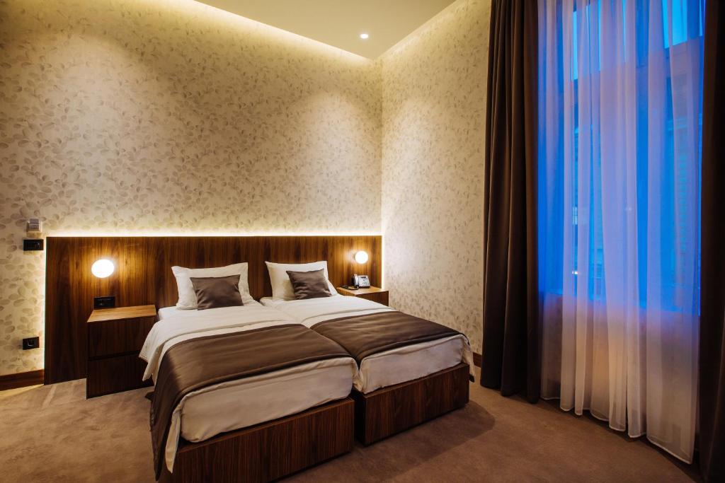 Двухместный (Специальное предложение — Улучшенный двухместный номер с 1 кроватью или 2 отдельными кроватями, трансфер от/до аэропорта) отеля Maison Royale, Белград