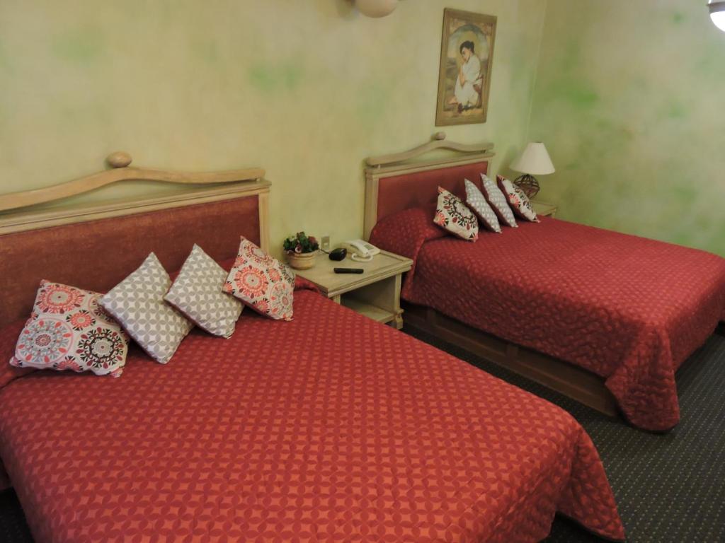Четырехместный (Двухместный номер с 2 двуспальными кроватями) отеля Hotel Quinta Cesar, Сан-Хуан-де-лос-Лагос
