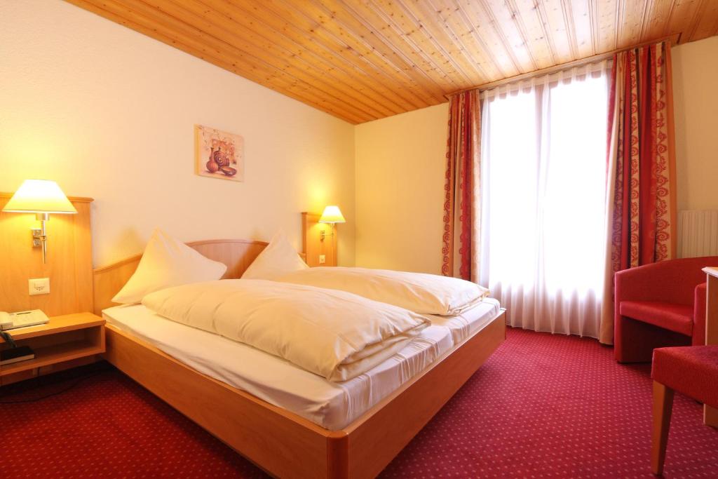 Двухместный (Стандартный двухместный номер с 1 кроватью) отеля Bernerhof Swiss Quality Hotel, Кандерштег