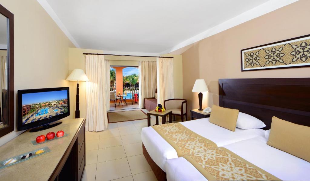 Двухместный (Семейный двухместный номер с 2 отдельными кроватями.) курортного отеля Jaz Dar El Madina, Корая-Бэй