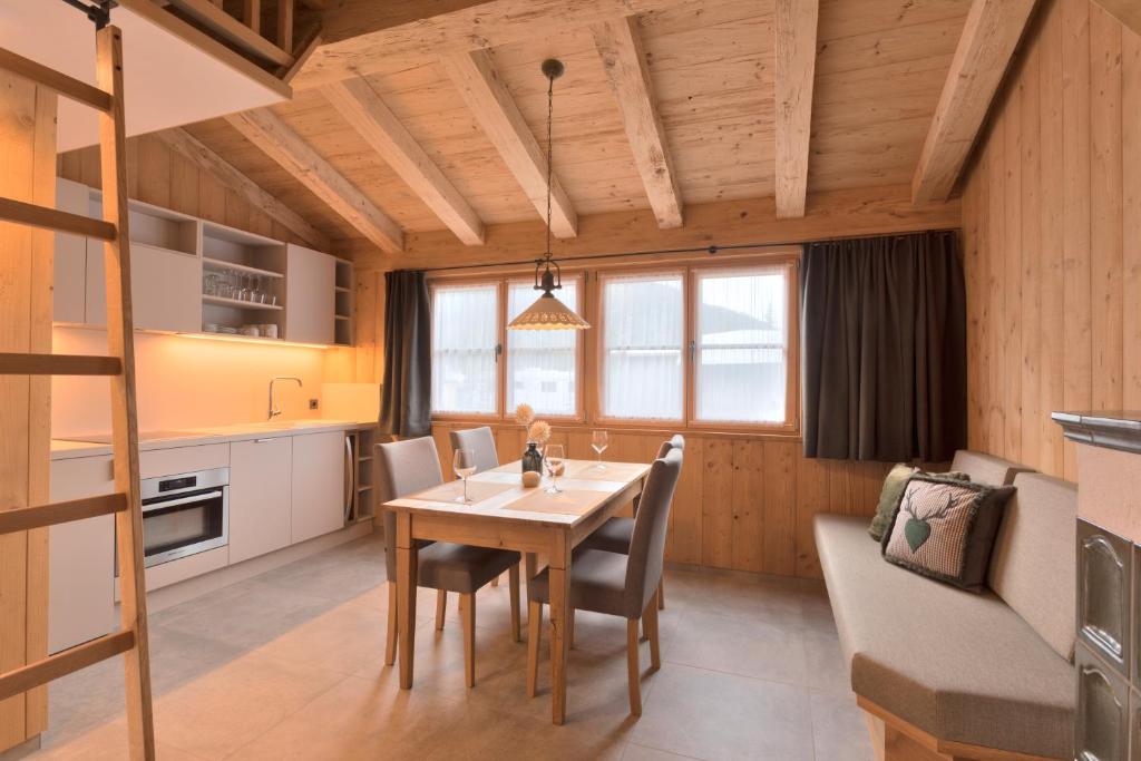 Номер (Two-Bedroom Chalet with sauna and garden) апарт-отеля Arlberglife Apartments, Санкт-Антон-ам-Арльберг