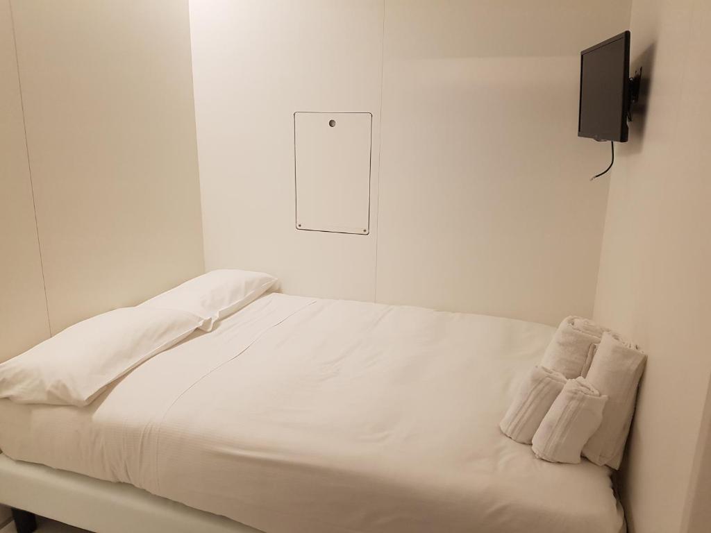 Двухместный (Capsule Double Room with Shared Bathroom) капсульного отеля Bed & Boarding, Неаполь
