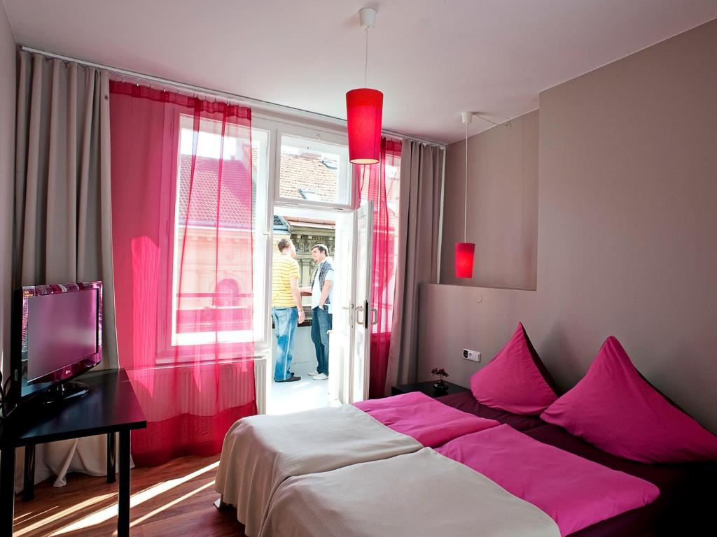 Двухместный (Двухместный номер с 1 кроватью или 2 отдельными кроватями и балконом) отеля PurPur, Прага