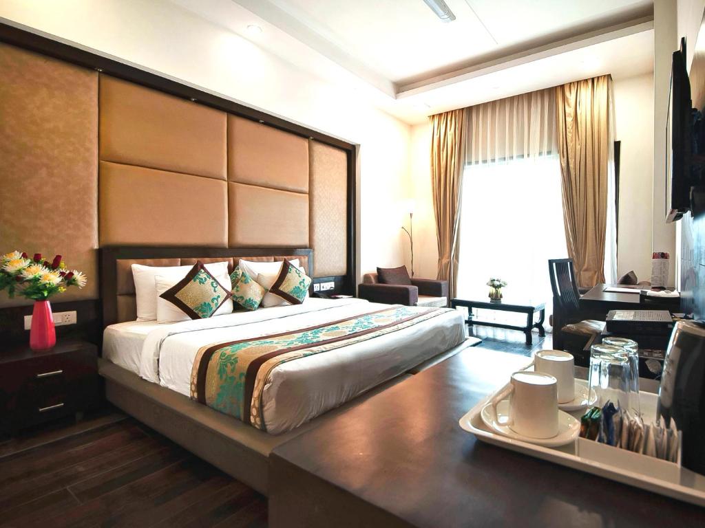 Двухместный (Super Deluxe Room) отеля Hotel Golf View Suites, Гургаон