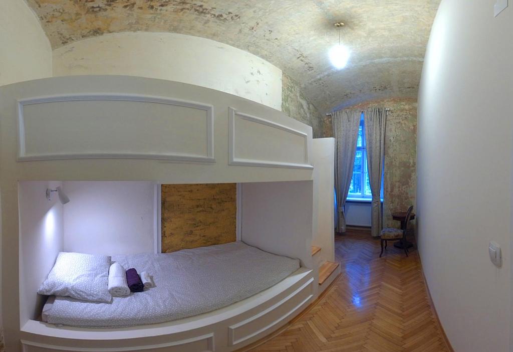 Двухместный (Двухместный номер с двуспальной кроватью и дополнительной кроватью) хостела Zagreb Speeka, Загреб