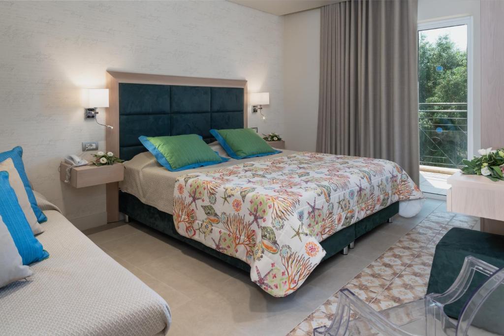 Двухместный (Улучшенный двухместный номер с 1 кроватью или 2 отдельными кроватями и видом на сад) курортного отеля Mareblue Beach, Кассиопи