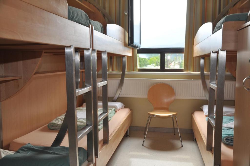 Номер (Кровать в общем 6-местном номере для мужчин и женщин) хостела Jugendherberge Innsbruck - Youth Hostel, Инсбрук