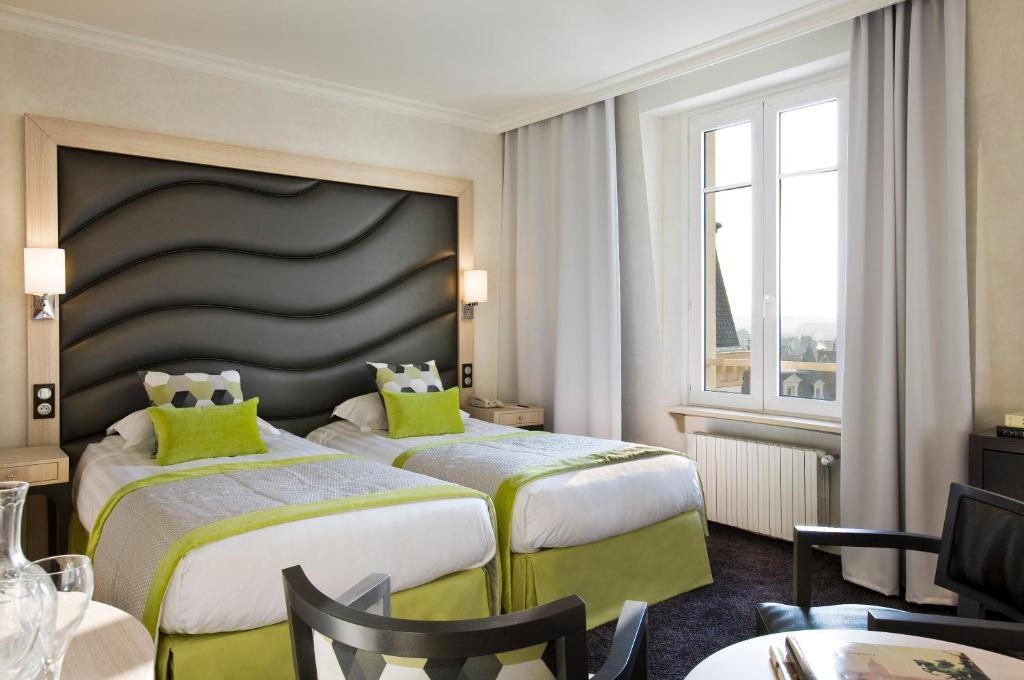 Двухместный (Улучшенный двухместный номер Escale с видом на город) отеля Grand Hôtel Des Thermes, Сен-Мало