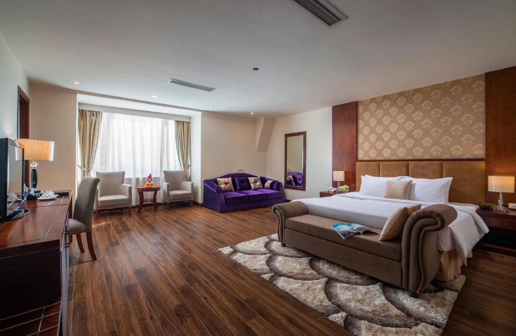 Сьюит (Люкс с кроватью размера «king-size») отеля Nesta Hanoi Hotel, Ханой