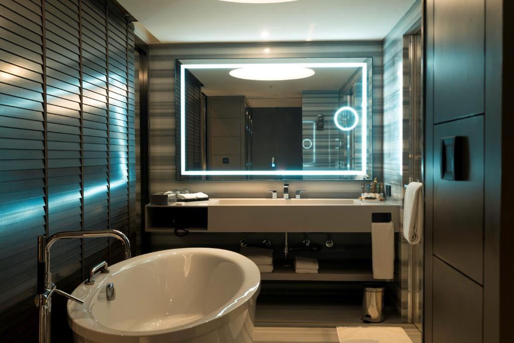 Сьюит (Luxury Suite with Separate Living Room,Bath Tub and Evening Snacks), Novotel Chennai Chamiers Road