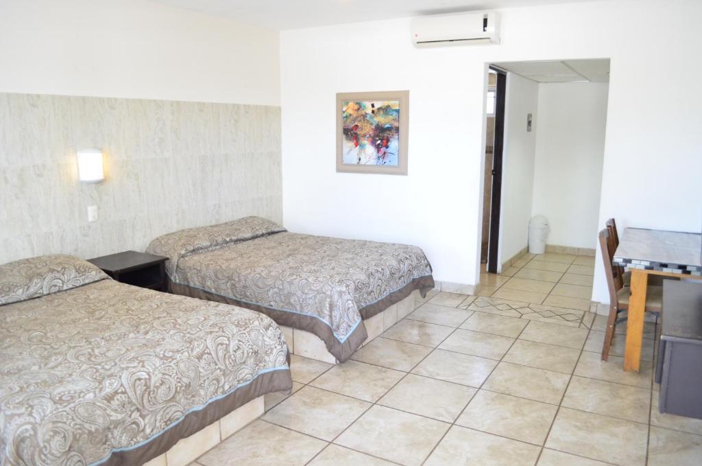 Двухместный (Двухместный номер с 2 двуспальными кроватями) отеля Eco Bay Hotel, Баия-Кино