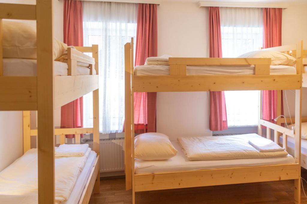 Номер (Спальное место на двухъярусной кровати в общем номере для мужчин и женщин) отеля Hotel-Garni & Hostel Sandwirt, Бад-Ишль