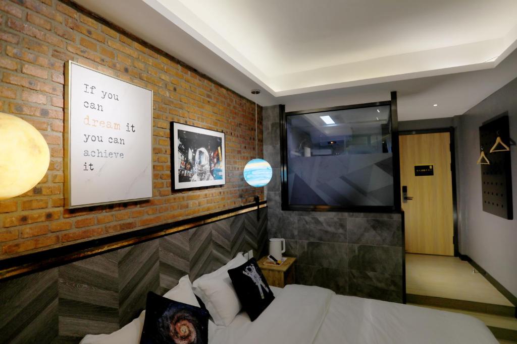 Двухместный (Улучшенный номер с кроватью размера «queen-size»), LazyBee International Youth Hostel Shenyang