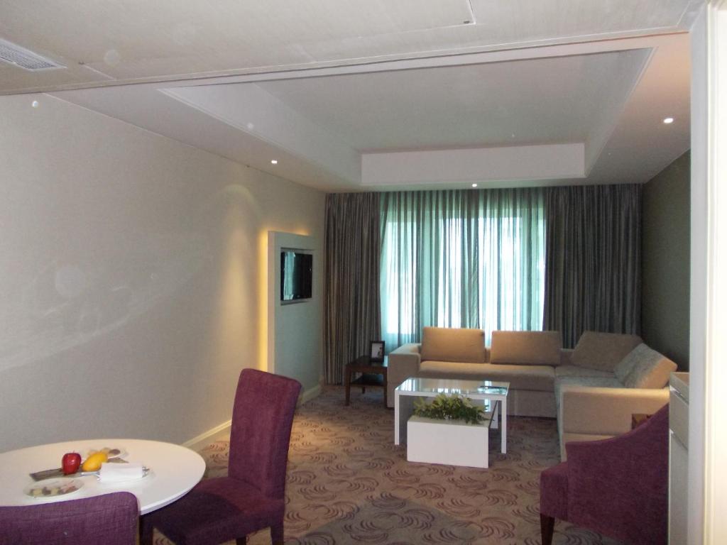 Сьюит (Представительский люкс) отеля Radisson Hyderabad Hitec City, Хайдарабад