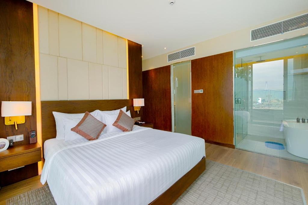 Сьюит (King Suite - One way Airport Transfer), New Orient Hotel Da Nang