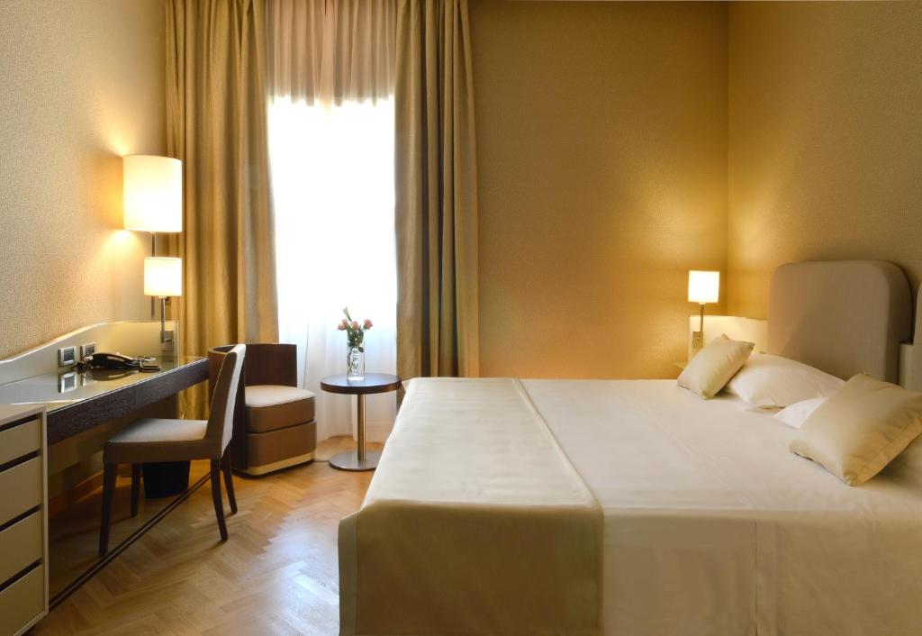 Двухместный (Классический двухместный номер с 1 кроватью или 2 отдельными кроватями) отеля Palazzo Esedra, Неаполь