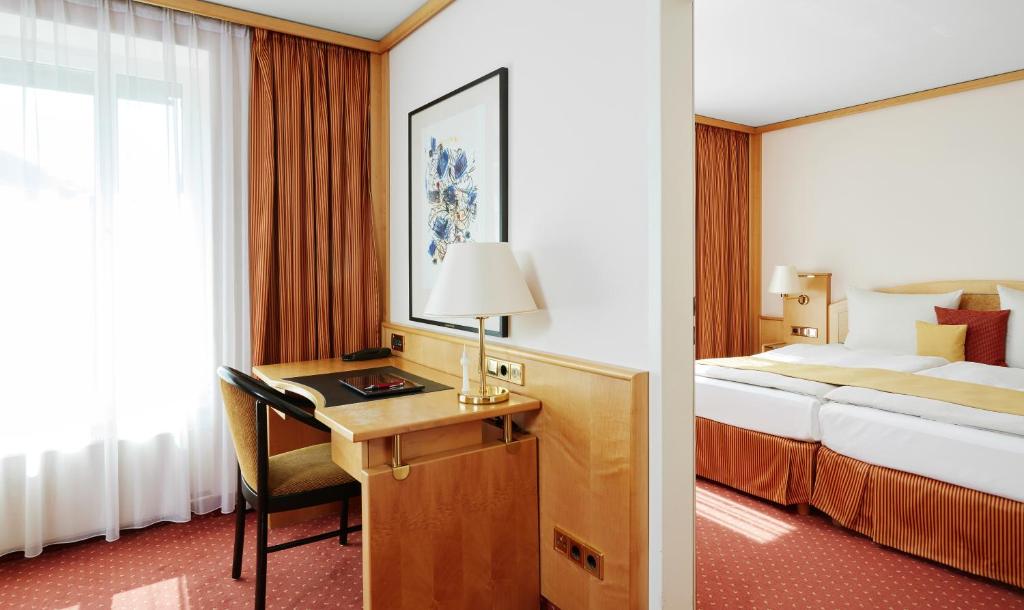Двухместный (Улучшенный двухместный номер с 1 кроватью) отеля Derag Livinghotel Grosser Kurfürst, Берлин