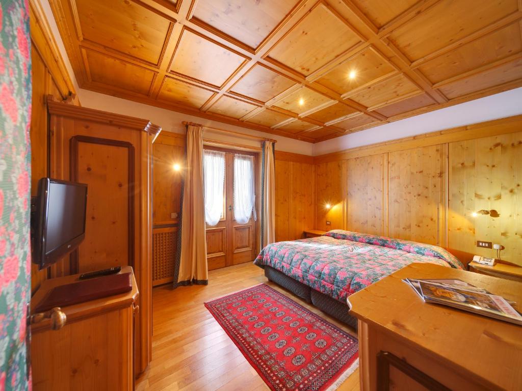 Двухместный (Улучшенный двухместный номер с 1 кроватью или 2 отдельными кроватями, балконом и видом на горы) отеля Hotel Natale, Кортина-д'Ампеццо