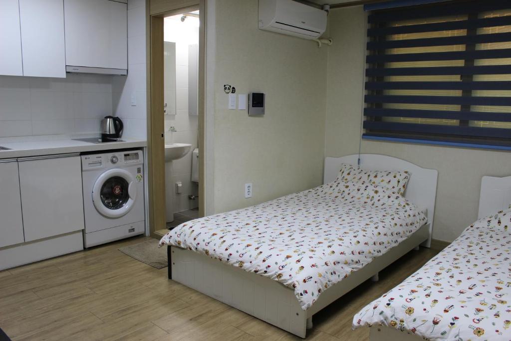 Двухместный (Двухместный номер с 2 отдельными кроватями и собственной ванной комнатой) хостела Bunk Guesthouse Hongdae2, Сеул