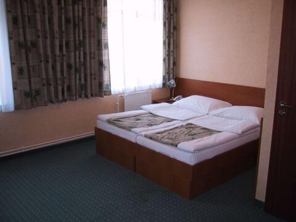 Двухместный (Двухместный номер с 1 кроватью или 2 отдельными кроватями) отеля Hotel Arnold, Тата