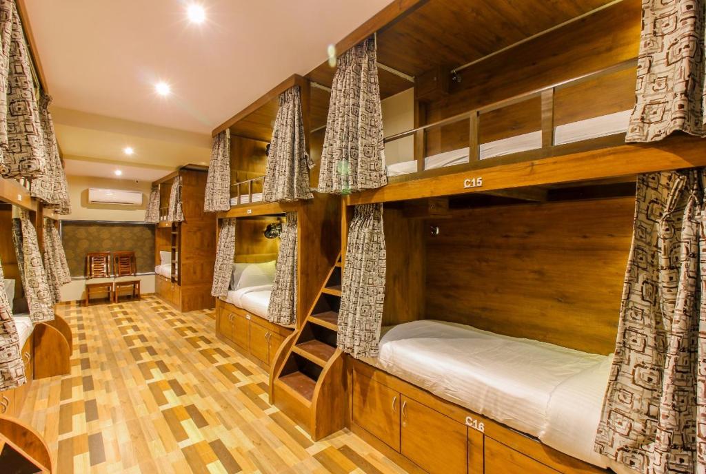 Номер (Общий номер для гостей мужского пола) хостела Hygienic Blossom Dormitory For Male and Female, Мумбай