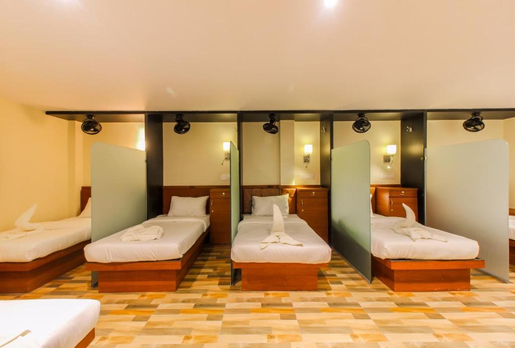 Номер (Односпальная кровать в общем мужском номере) хостела Hygienic Blossom Dormitory For Male and Female, Мумбай