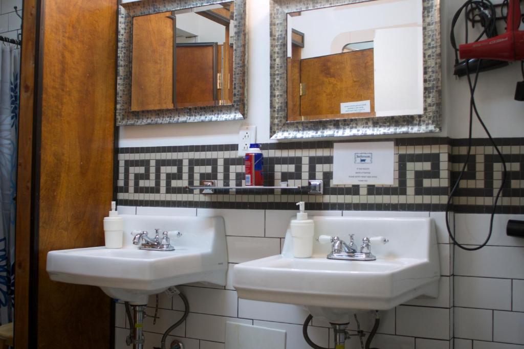 Одноместный (Одноместный номер-капсула с общей ванной комнатой) хостела Interfaith Retreats, Нью-Йорк