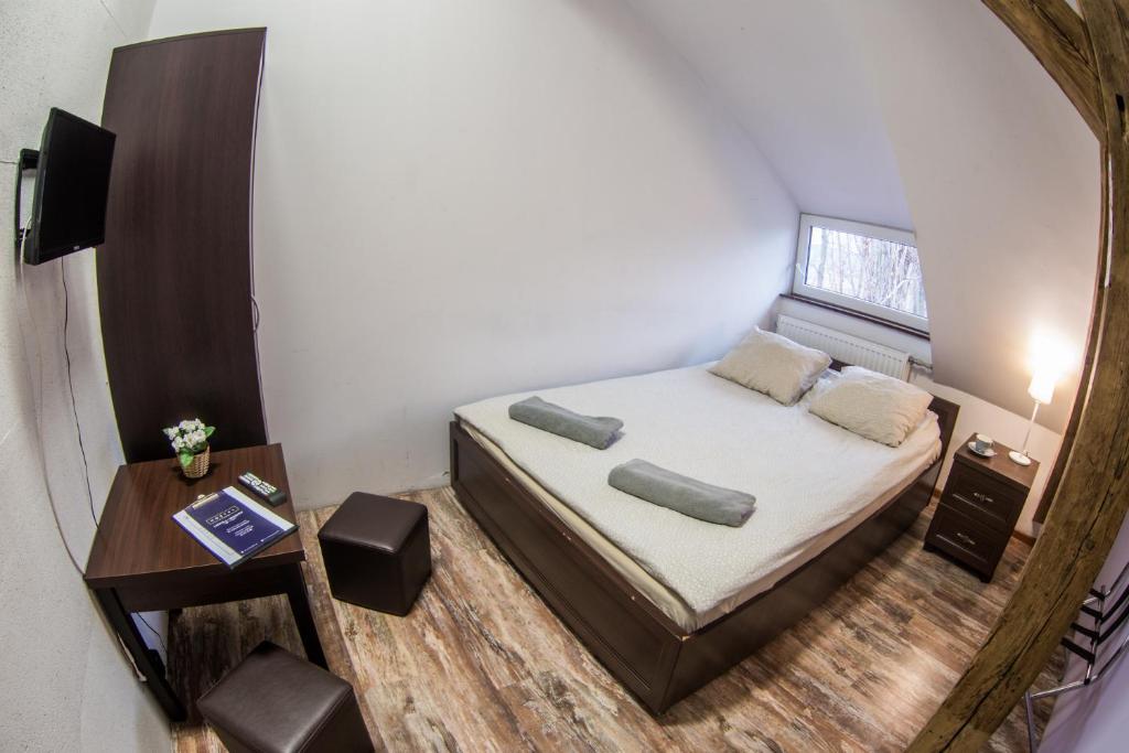 Двухместный (Стандартный двухместный номер с 1 кроватью, доступом в тренажерный зал и общей ванной комнатой) хостела Fitness Hostel, Вроцлав