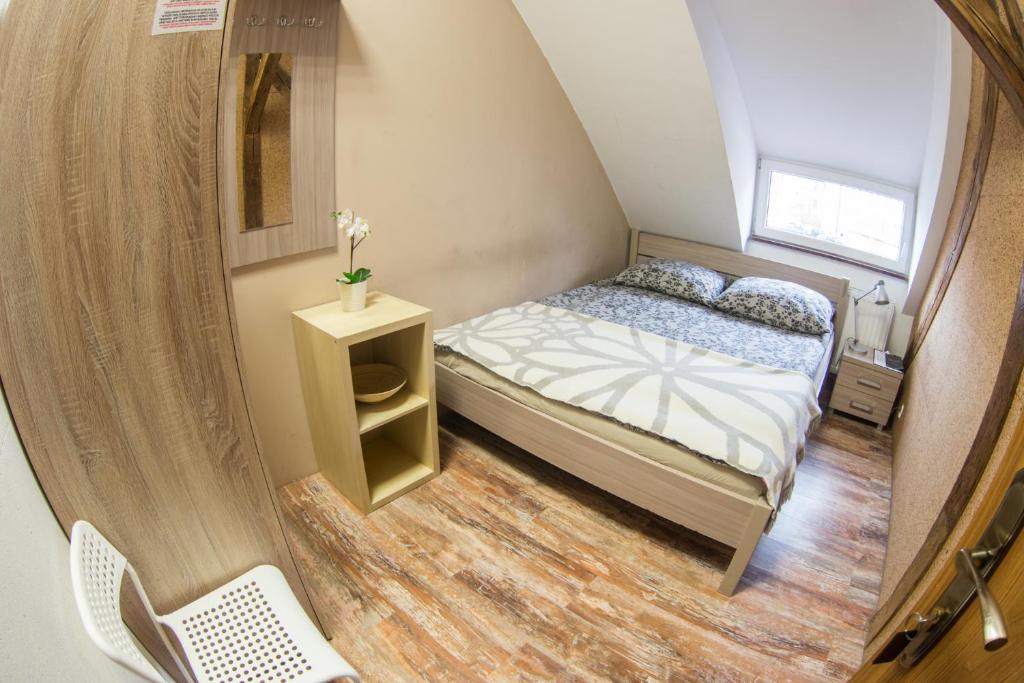 Двухместный (Стандартный двухместный номер с 1 кроватью и общей ванной комнатой) хостела Fitness Hostel, Вроцлав
