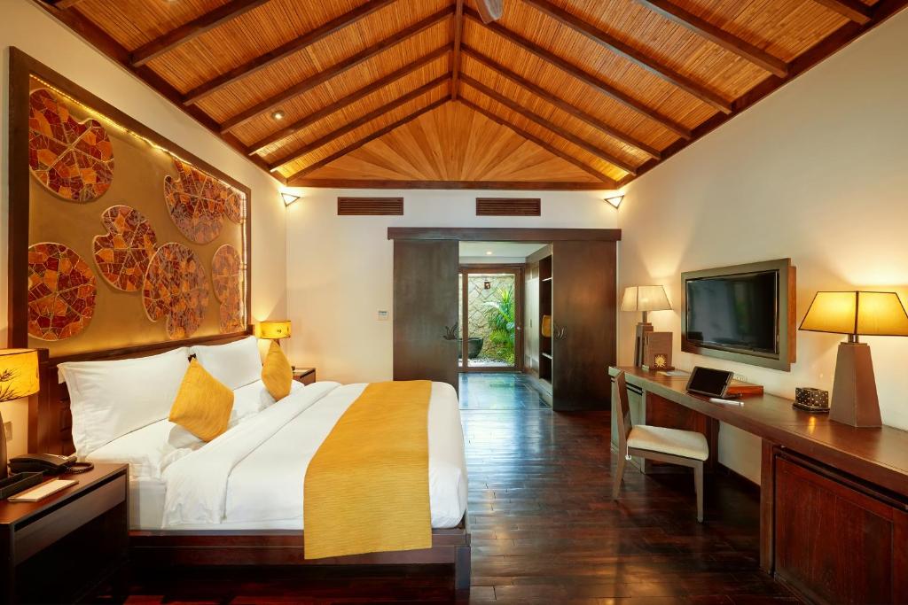 Двухместный (Номер Делюкс с кроватью размера «king-size» и видом на океан) курортного отеля Amiana Resort and Villas Nha Trang, Нячанг