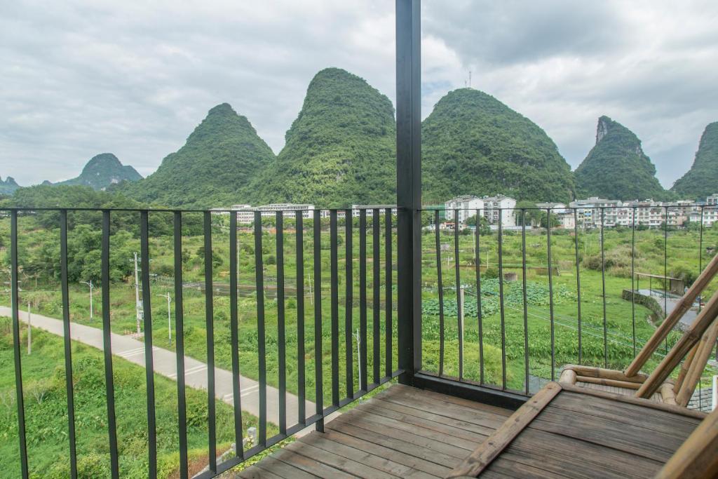 Двухместный (Двухместный номер с 1 кроватью и видом на горы) хостела Mountain Stream Inn Yangshuo, Яншо