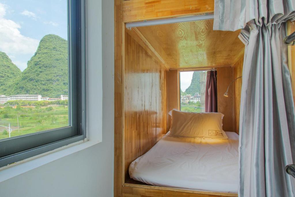 Двухместный (Двухместный номер с 2 отдельными кроватями и основными удобствами) хостела Mountain Stream Inn Yangshuo, Яншо