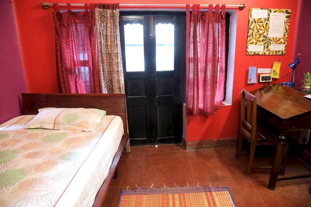 Одноместный (Одноместный номер Делюкс с балконом) семейного отеля Ram Bhawan Residency, Варанаси