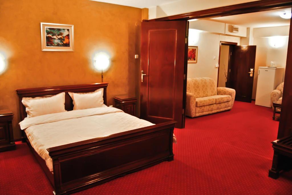 Сьюит (Улучшенный люкс с 1 спальней) отеля Hotel Bavaria, Крайова