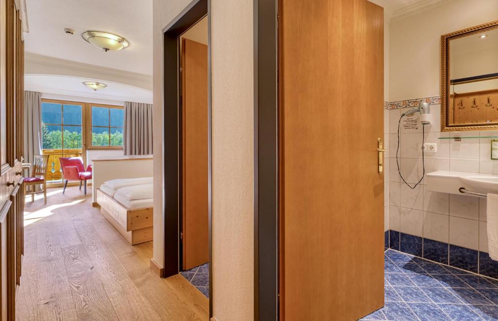 Двухместный (Улучшенный двухместный номер с 1 кроватью) отеля Hotel Kristall, Гросарль
