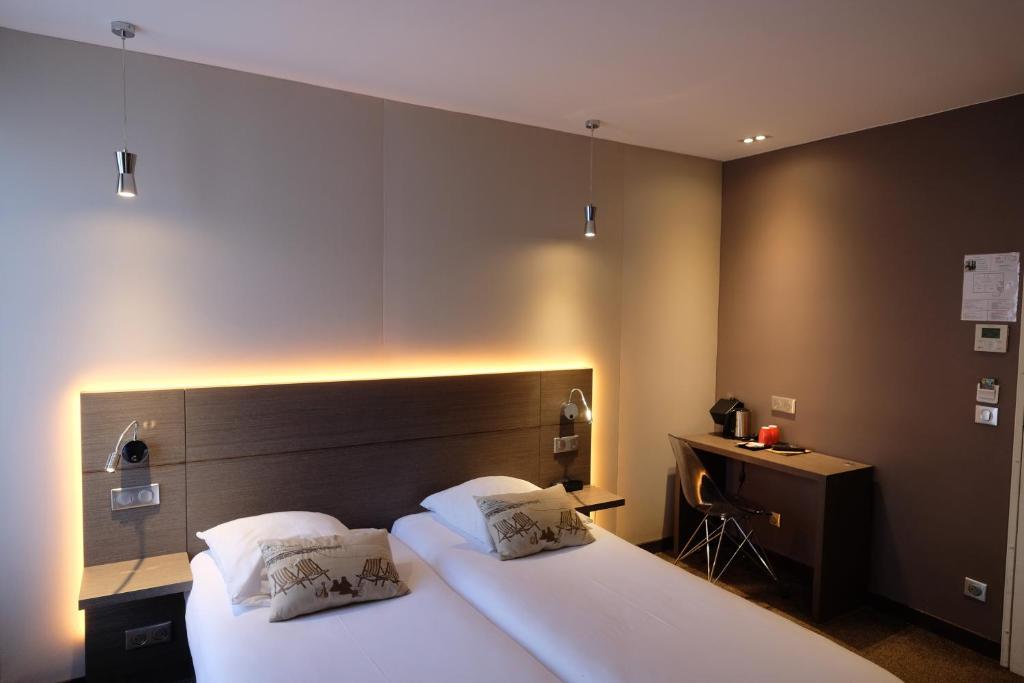 Двухместный (Двухместный номер с 2 отдельными кроватями) отеля Amiral-Fondary, Париж