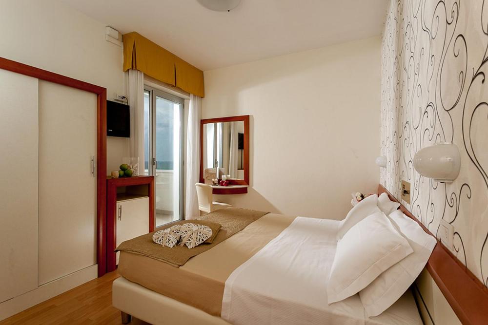 Двухместный (Comfort Room Beach Front) отеля Hotel Aristeo, Римини