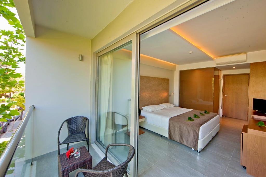 Двухместный (Улучшенный двухместный номер с 1 кроватью и видом на бассейн) отеля Oktober Down Town Rooms, Родос