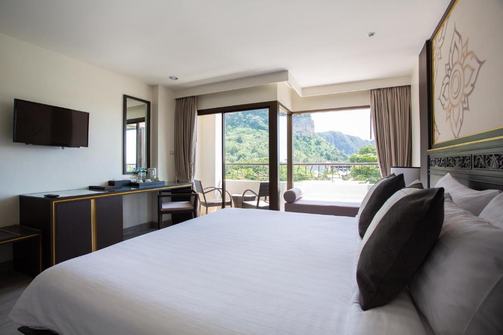Двухместный (Улучшенный двухместный номер с 1 кроватью или 2 отдельными кроватями, вид на горы) отеля Krabi Heritage, Краби