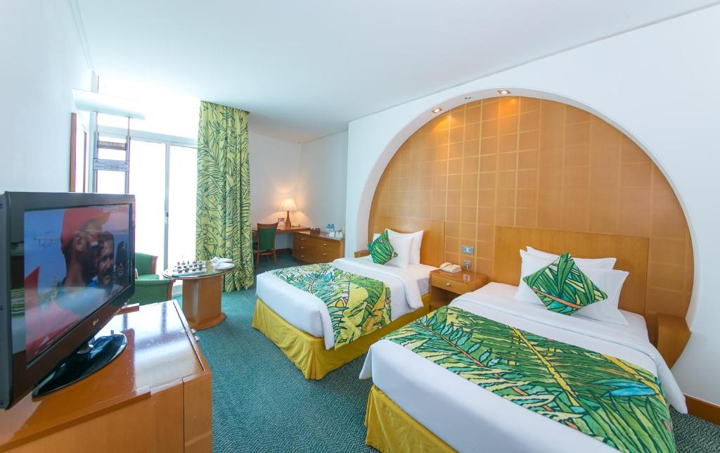Двухместный (Улучшенный двухместный номер с 2 отдельными кроватями и видом на бассейн) отеля Mercure Grand Jebel Hafeet, Аль-Айн