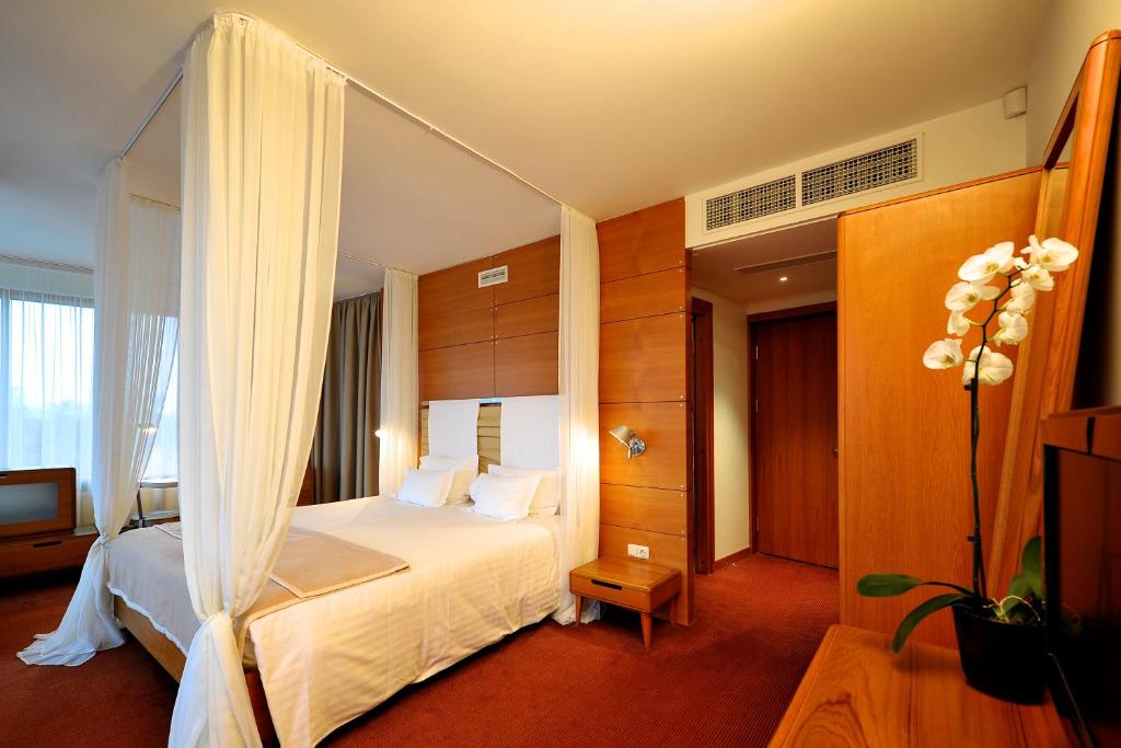 Сьюит (Полулюкс с доступом в спа-центр - Здание Luxury) отеля Palanga Spa Design Hotel, Паланга