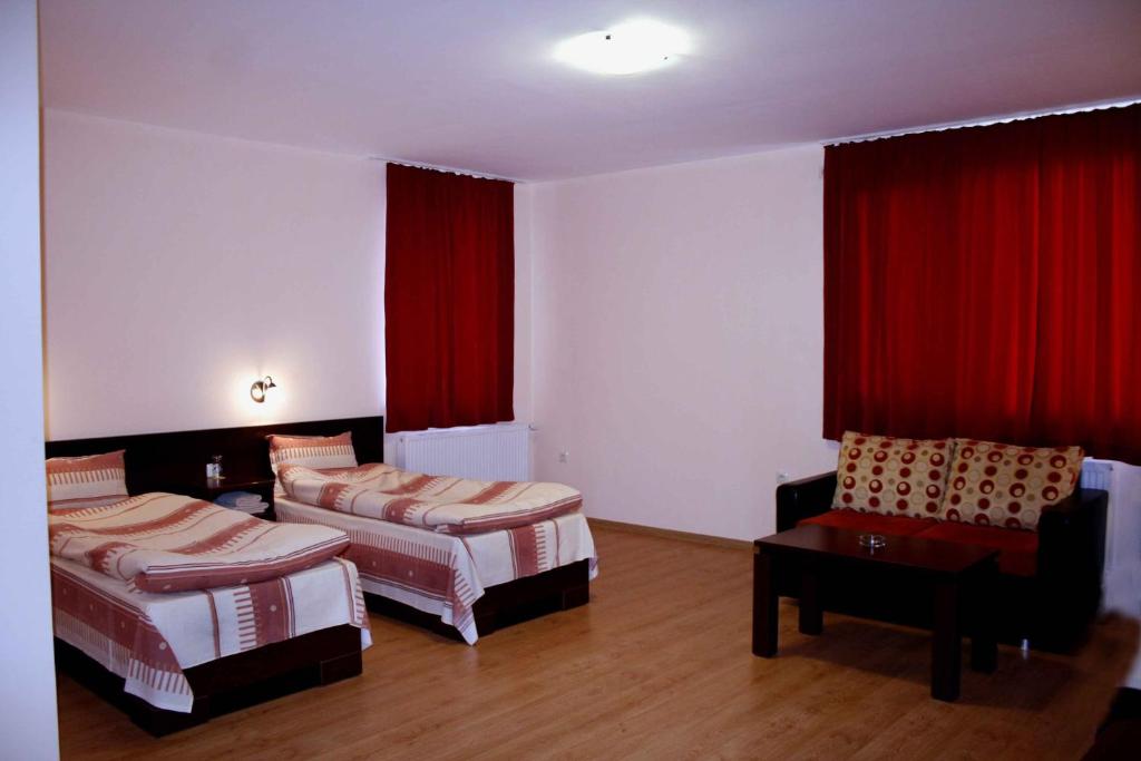 Трехместный (Трехместный номер) отеля Armira Family Hotel, Ивайловград