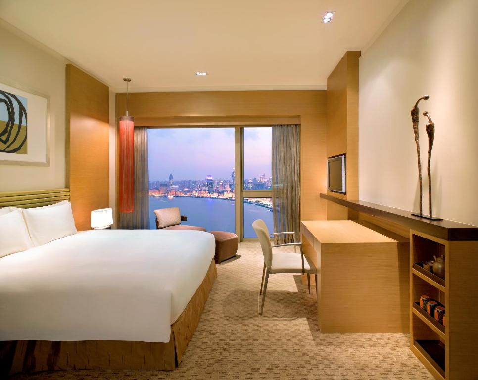Двухместный (Номер с кроватью размера «king-size» и видом на реку) отеля Hyatt on the Bund, Шанхай