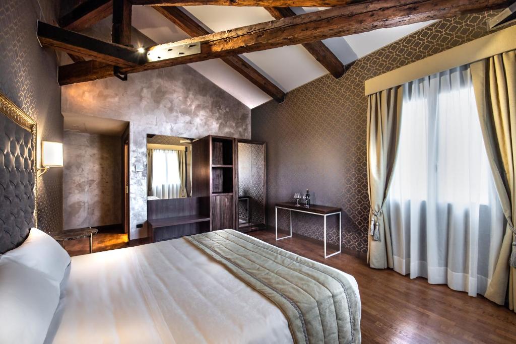 Двухместный (Улучшенный двухместный номер с 1 кроватью или 2 отдельными кроватями и панорамным видом) отеля Palazzo San Lorenzo Hotel with bar, Венеция
