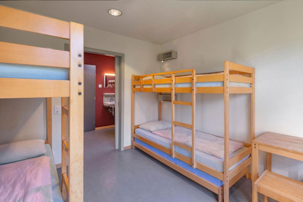 Четырехместный (Четырехместный номер с общей ванной комнатой) хостела Grindelwald Youth Hostel, Гриндельвальд