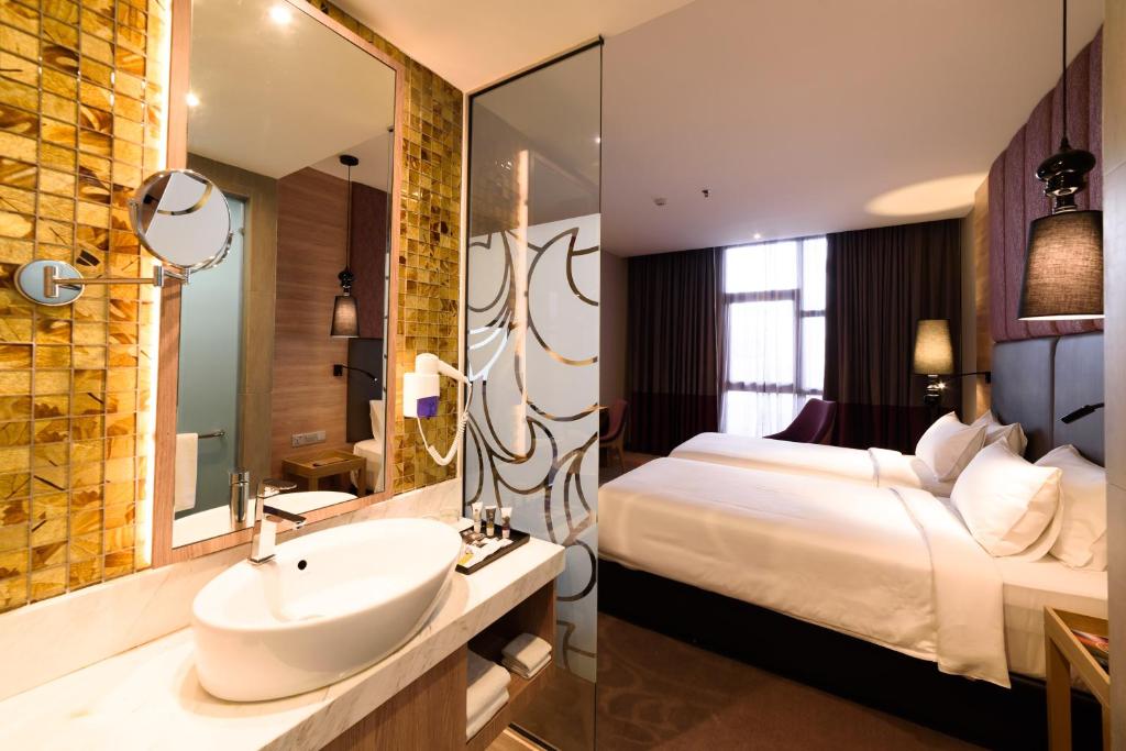 Двухместный (Superior Room with 1 Double Bed, Executive Floor) отеля Mercure Selangor Selayang, Куала-Лумпур