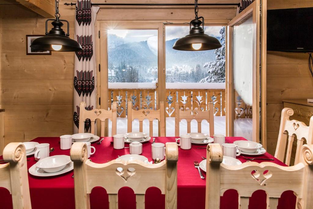 Номер (Улучшенный дом для отпуска с печью и террасой) отеля TatryTop Luxury Chalets Zakopane, Косцелиско