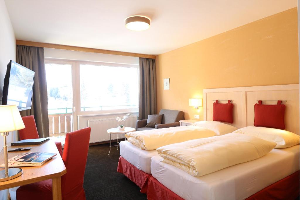 Двухместный (Double Room with Balcony Sonnblick) загородного отеля Hotel Bräu with mountain view, Раурис