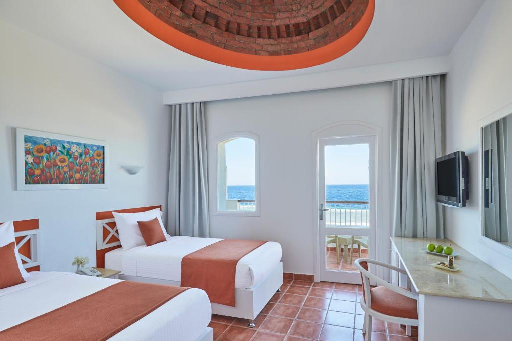 Двухместный (Стандартный двухместный номер с 2 отдельными кроватями и видом на бассейн) курортного отеля SuneoClub Reef Marsa, Корая-Бэй