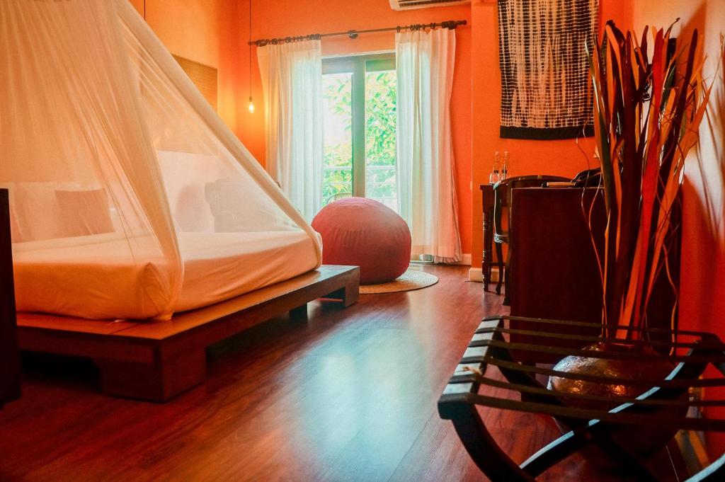Двухместный (Двухместный номер «Комфорт» с 1 кроватью и балконом, вид на плавательный бассейн) отеля iRoHa Garden Hotel & Resort, Пномпень